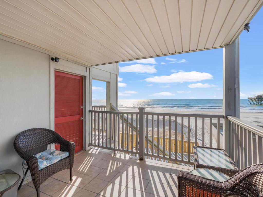 d'un balcon avec des chaises et une vue sur l'océan. dans l'établissement Sand Dollar, Unit 103, à Myrtle Beach