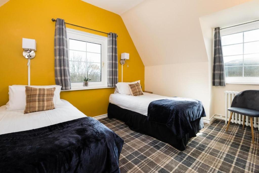 Postel nebo postele na pokoji v ubytování Killin Hotel
