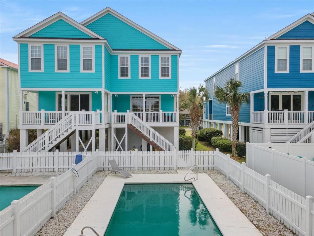 ein Haus mit Pool davor in der Unterkunft The Greek Cove in Myrtle Beach