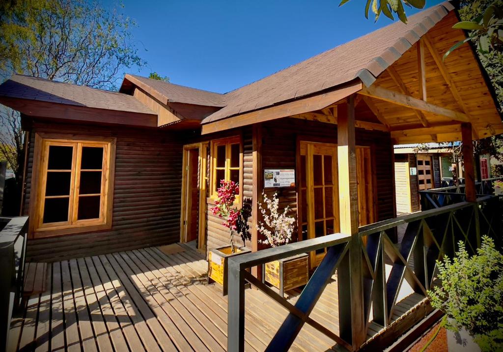 Explore - Cozzy Cabin Located in Duhatao, Chiloe Island, Patagonia, Chile في أنكود: منزل خشبي مع شرفة وسطح