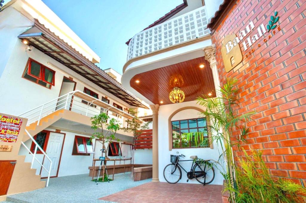 una bicicleta está aparcada en el patio de un edificio en Baan Hall Hostel, en Khon Kaen