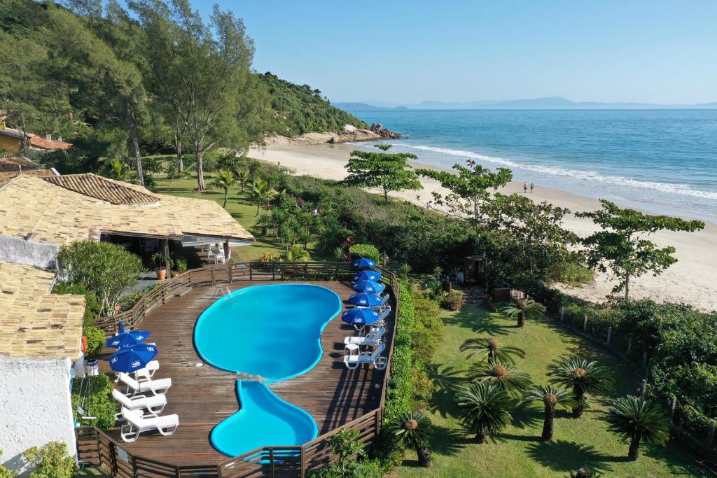 Una vista aérea de un complejo turístico con piscina y playa. en Antares Club Hotel Lagoinha, en Florianópolis