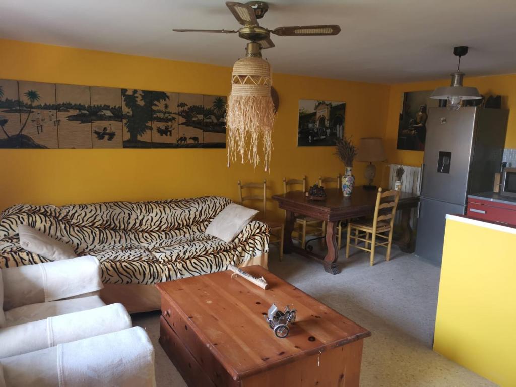 uma sala de estar com um sofá-zebra e uma mesa em Mimosas 'Hill em Mandelieu-la-Napoule