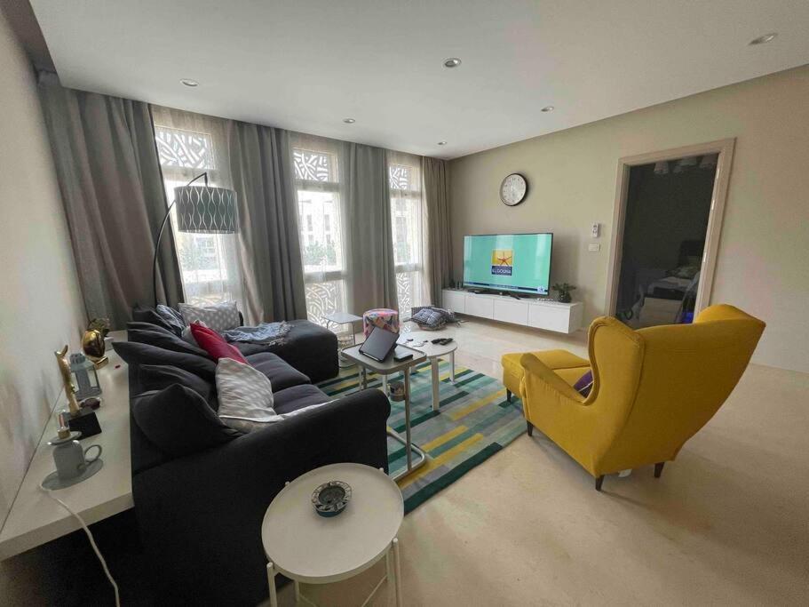 TV a/nebo společenská místnost v ubytování Mangroovy Tasteful 1 bedroom