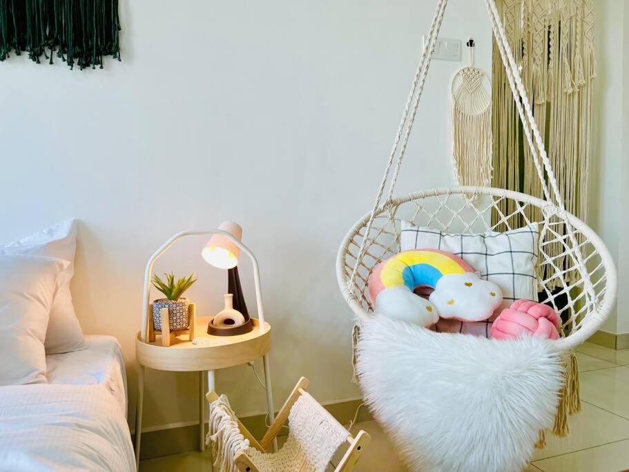 una habitación con una cesta colgante con juguetes y una cama en Bohemian Style Home@JB Southkey Mosaic 8-12paxWIFI, en Johor Bahru