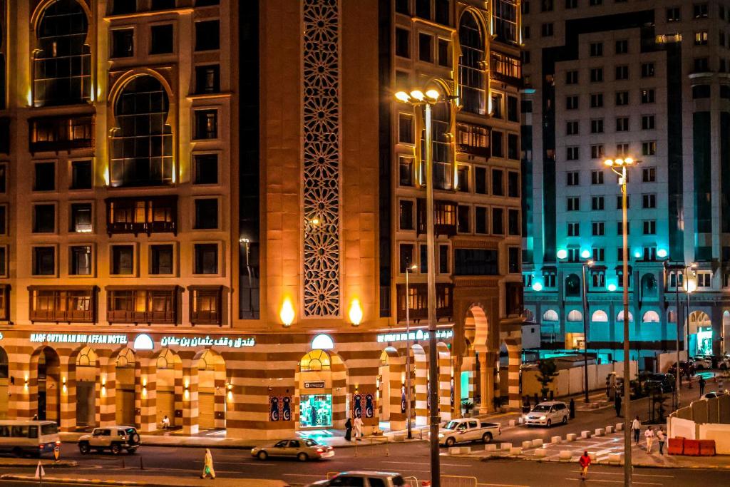 a large building in a city at night at فندق وقف عثمان بن عفان in Al Madinah