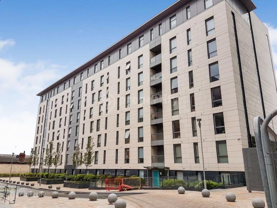 um grande edifício branco com muitas janelas em Liverpool City Centre Apartment em Liverpool