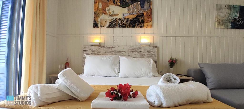 A bed or beds in a room at Jimmy’s Studios