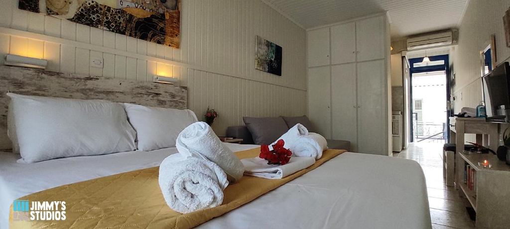 A bed or beds in a room at Jimmy’s Studios