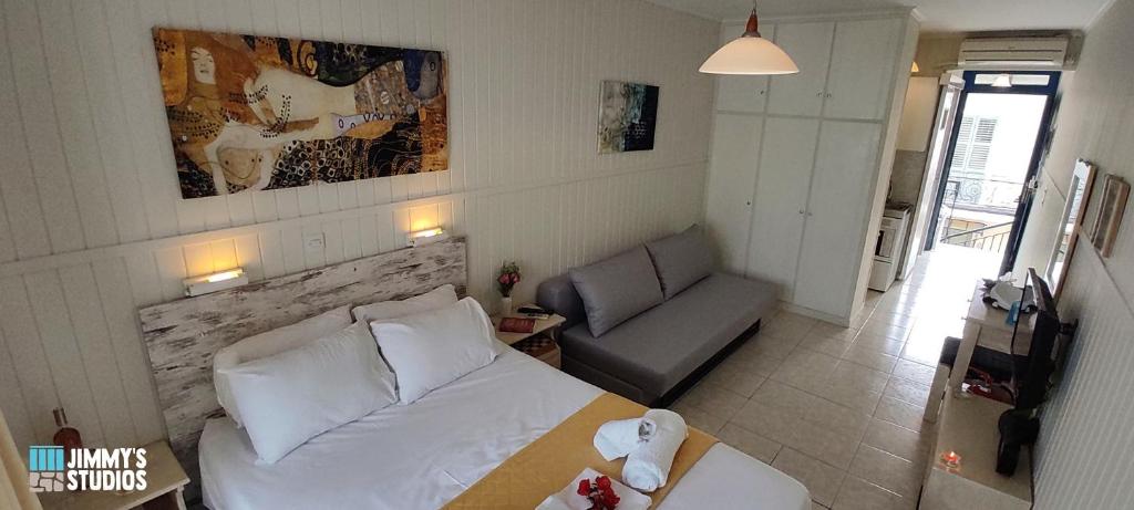 A bed or beds in a room at Jimmy’s Studios