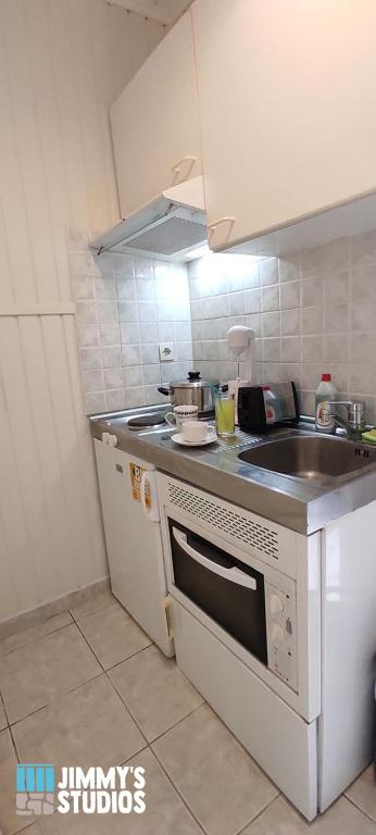 A kitchen or kitchenette at Jimmy’s Studios