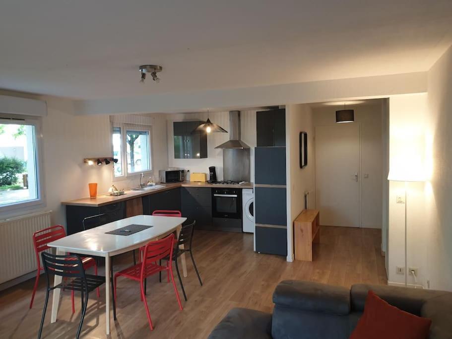 Photo de la galerie de l'établissement 62 m2 Rez de jardin, terrasse , 6 lits et parking, à Annecy