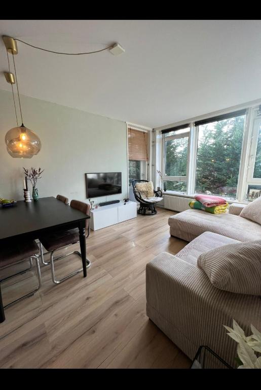 sala de estar con sofá y mesa en Apartment Mellow Stay Amsterdam, en Ámsterdam