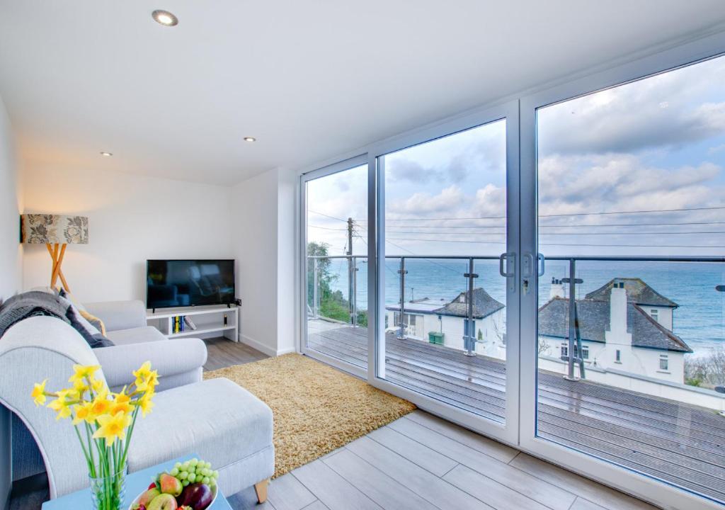 - un salon avec vue sur l'océan dans l'établissement Flat 1 Holmesdale, à Carbis Bay
