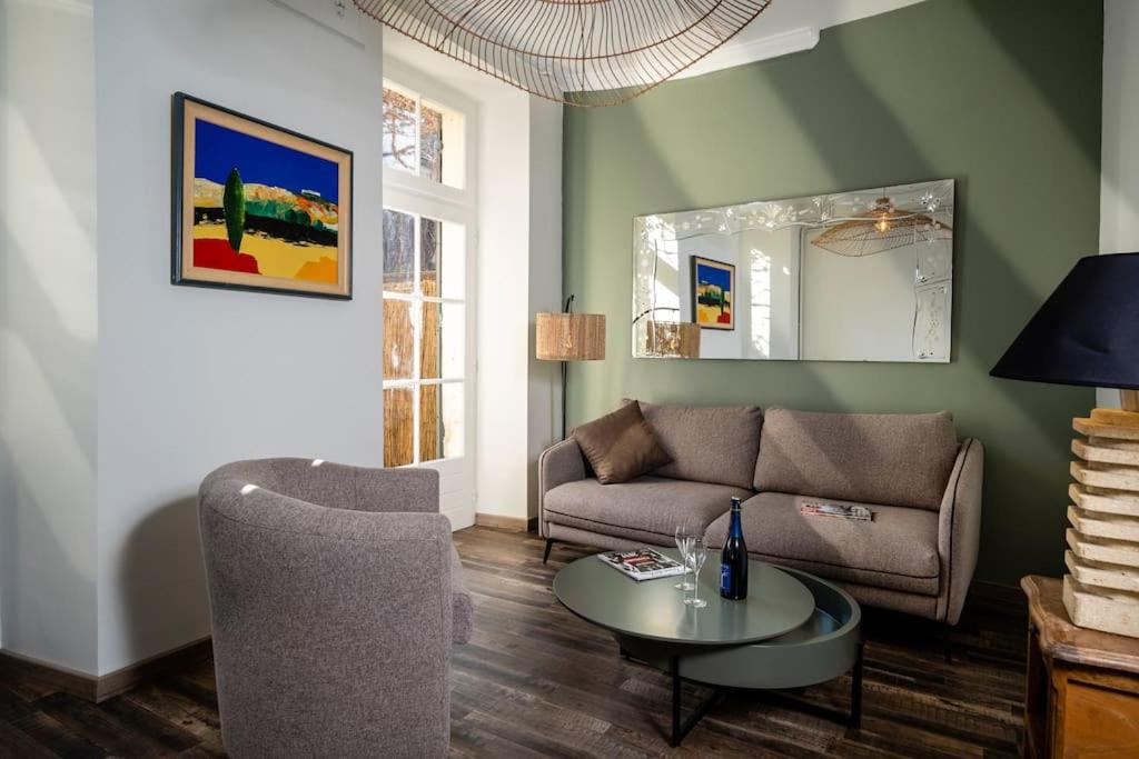 uma sala de estar com um sofá e uma mesa em Maison Ventoux em Carpentras