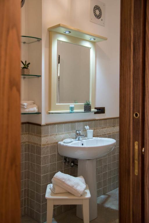 a bathroom with a sink and a mirror at B&B La Casa Nel Giardino in Piano di Sorrento