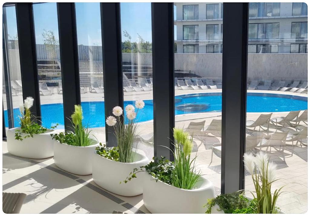 Výhled na bazén z ubytování Hello Kołobrzeg Polanki Aqua Apartament Premium nebo okolí