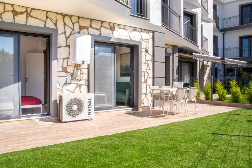 a house with a patio with a lawn at Natur in İzmir