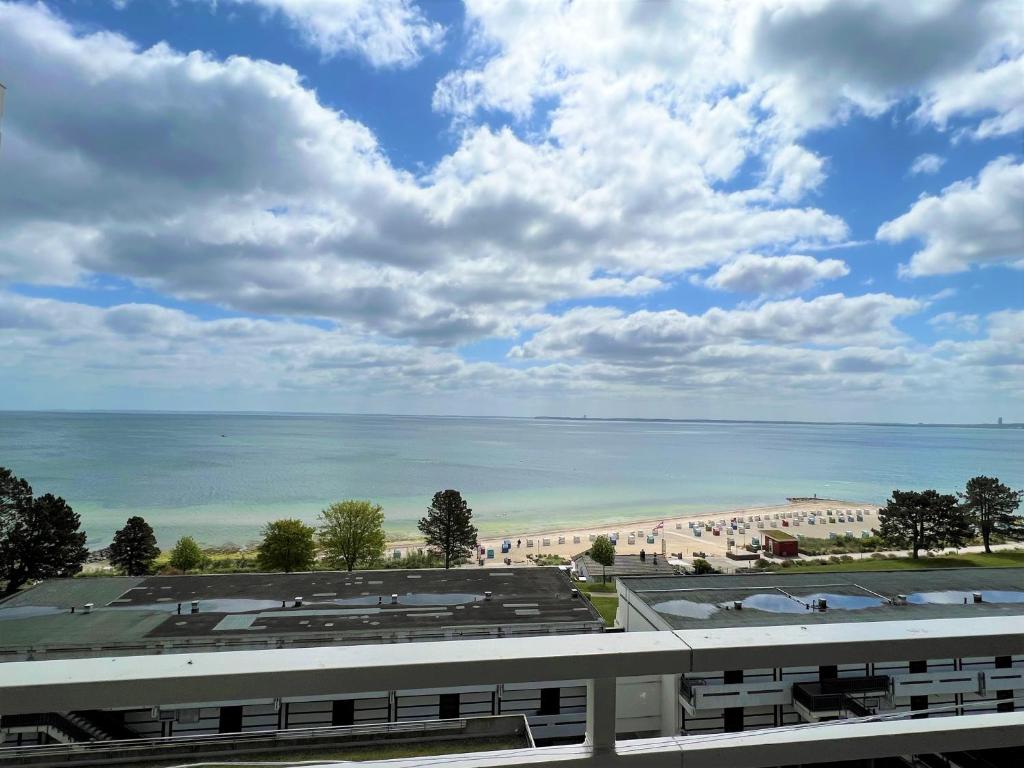 uma vista para a praia a partir de um edifício em Ferienpark Sierksdorf App 531 - Strandlage em Sierksdorf