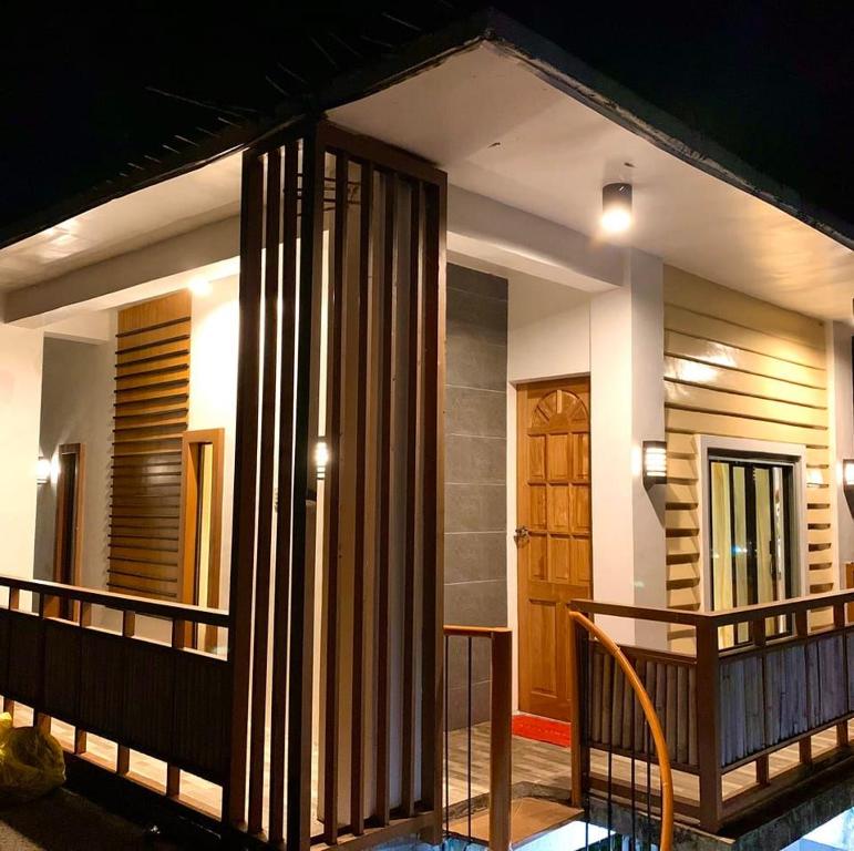 Habitación con porche con puerta y mesa. en JCV Rooms en Surigao