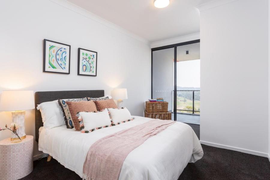 um quarto com uma cama grande e uma janela grande em Luxury Private Queen Room with Balcony & Bathroom in Shared Apartment Panorama Gold Coast em Gold Coast