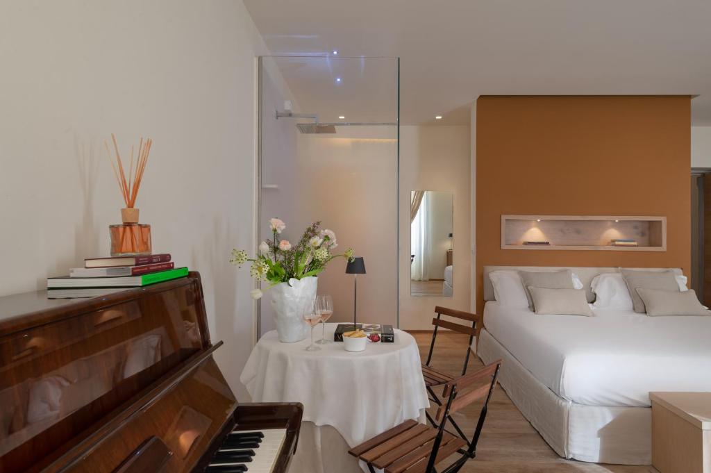 ein Wohnzimmer mit einem Bett und einem Klavier in der Unterkunft Massimago Wine Suites in Verona