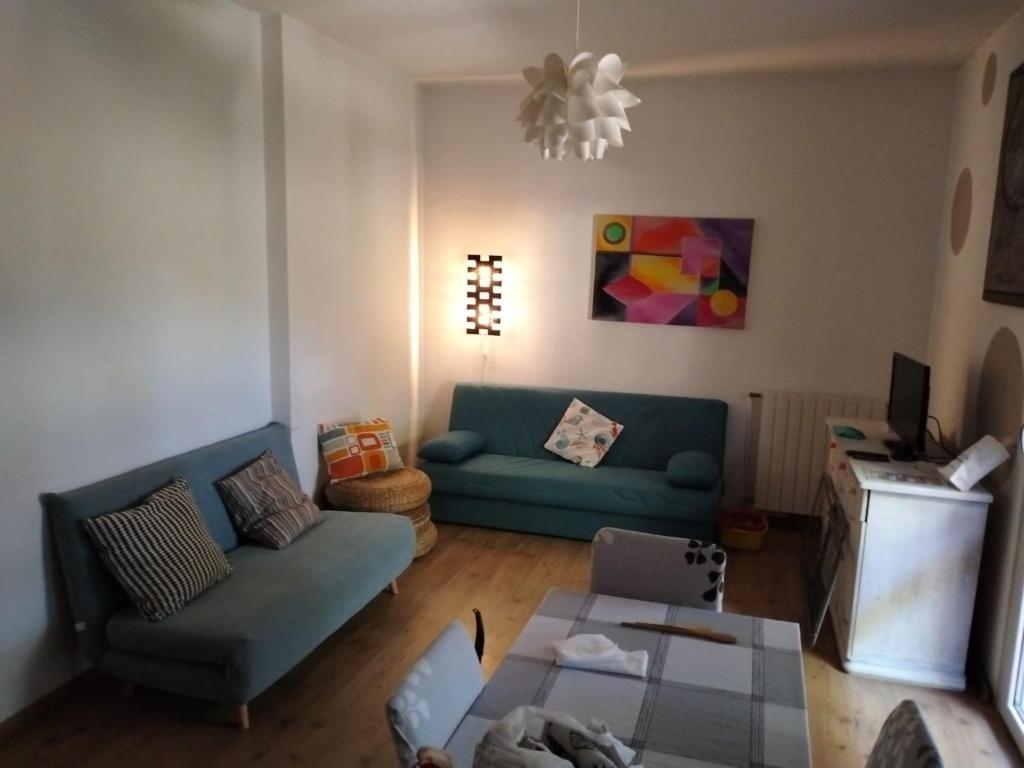 uma sala de estar com um sofá e uma mesa em Casa di Vanna em Follonica