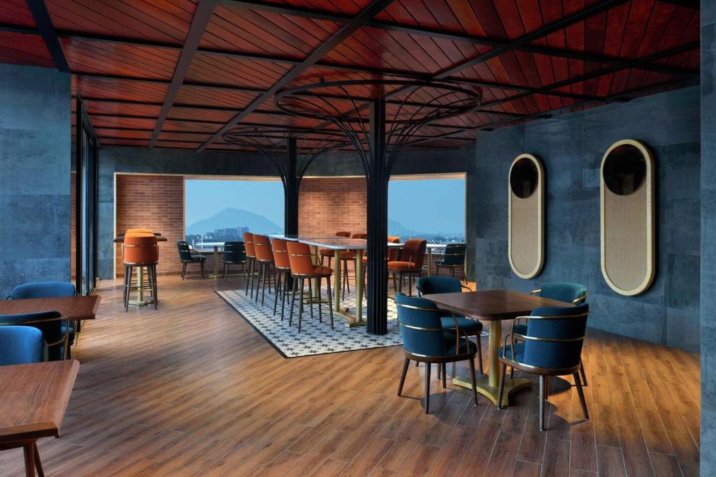 Posezení v ubytování Courtyard by Marriott Nashik