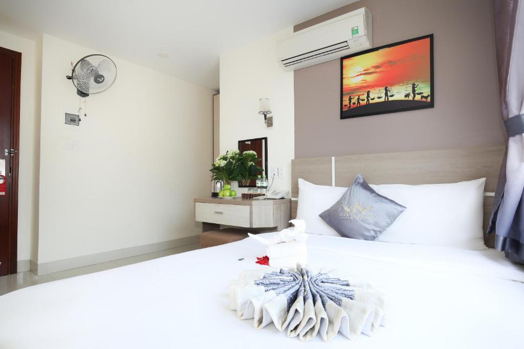 Postel nebo postele na pokoji v ubytování Thành Nhân Hotel