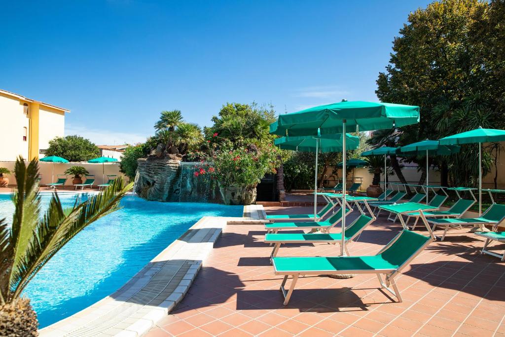 Bazén v ubytování Hotel Maria Rosaria nebo v jeho okolí