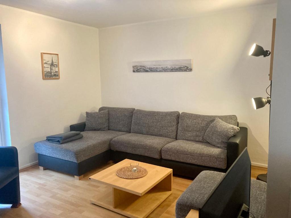 uma sala de estar com um sofá e uma mesa de centro em Haus Wilhelmi Wilhelmi Whg 3 em Wangerooge