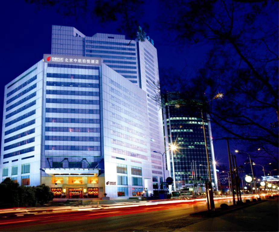 ein großes Gebäude mit Lichtern vor einer Straße in der Unterkunft Air China Boyue Beijing Hotel in Peking