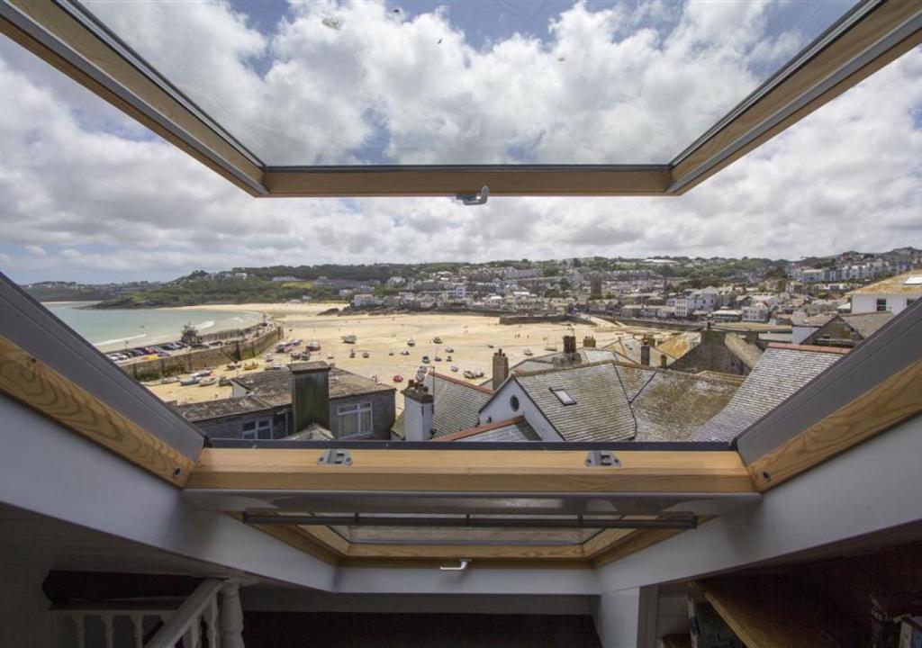 uma clarabóia num edifício com vista para a praia em 38 Pier View em St Ives
