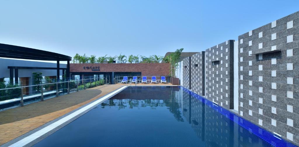 Bazén v ubytování Courtyard by Marriott Nashik nebo v jeho okolí