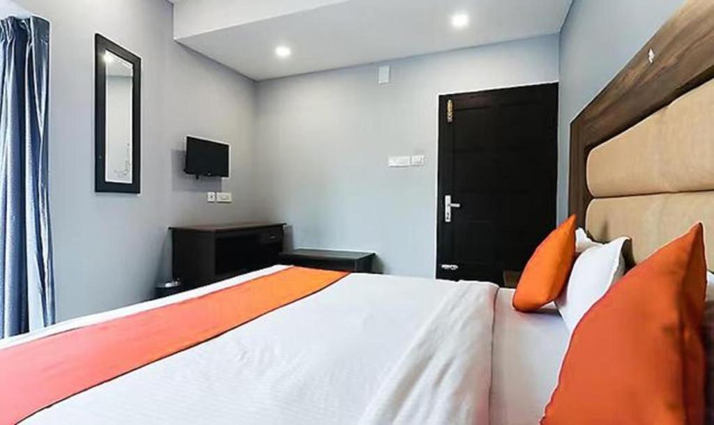 Postel nebo postele na pokoji v ubytování Queens Residency - Kochi