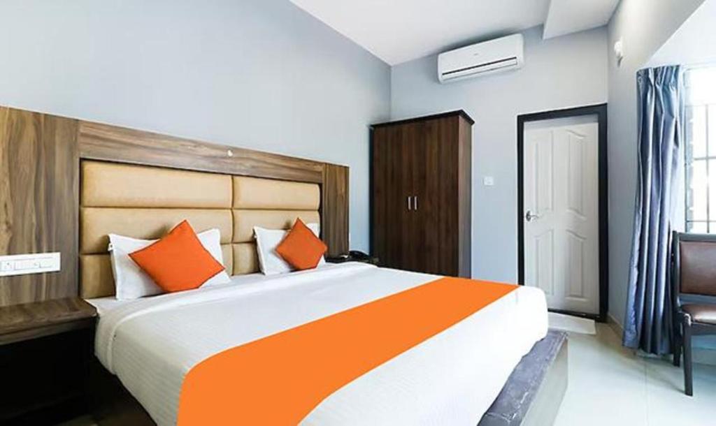 Postel nebo postele na pokoji v ubytování Queens Residency - Kochi
