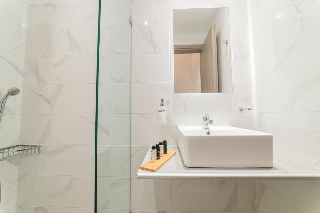 Petros Studios & Suites - 14