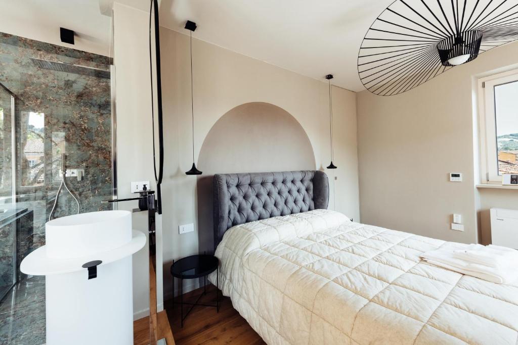 Postel nebo postele na pokoji v ubytování San Tommaso Suites