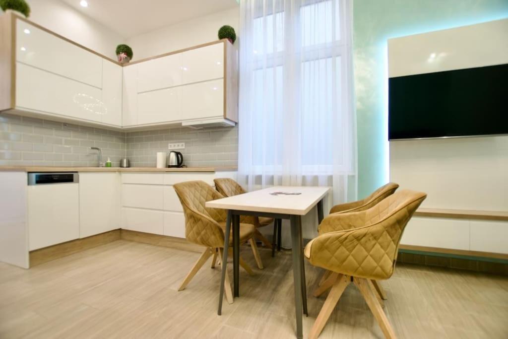 Standard Apartment by Hi5- Charming Apartment 1081 Budapest, 19 Kiss József utca kép - 1