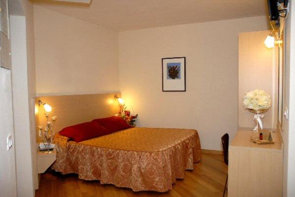 Łóżko lub łóżka w pokoju w obiekcie Hotel Granducato