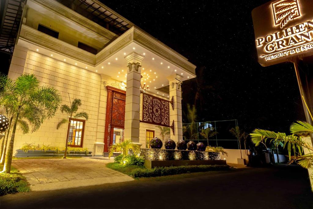 budynek z znakiem przed nim w nocy w obiekcie Polhena Grand Resort & Banquet w mieście Matara