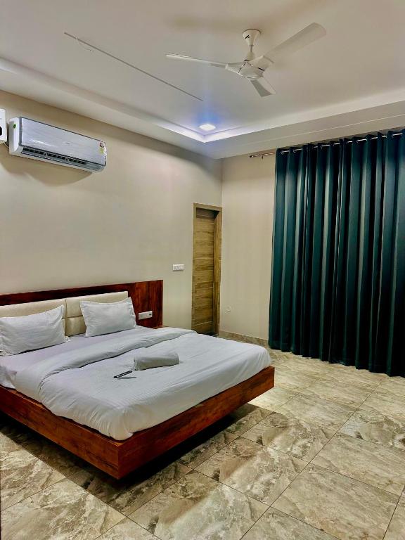 Postel nebo postele na pokoji v ubytování HOTEL SKYZ