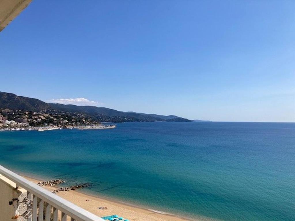 d'un balcon offrant une vue sur la plage et l'océan. dans l'établissement Appartement en bord de mer avec Wi-Fi - Lavandou - FR-1-308-82, au Lavandou
