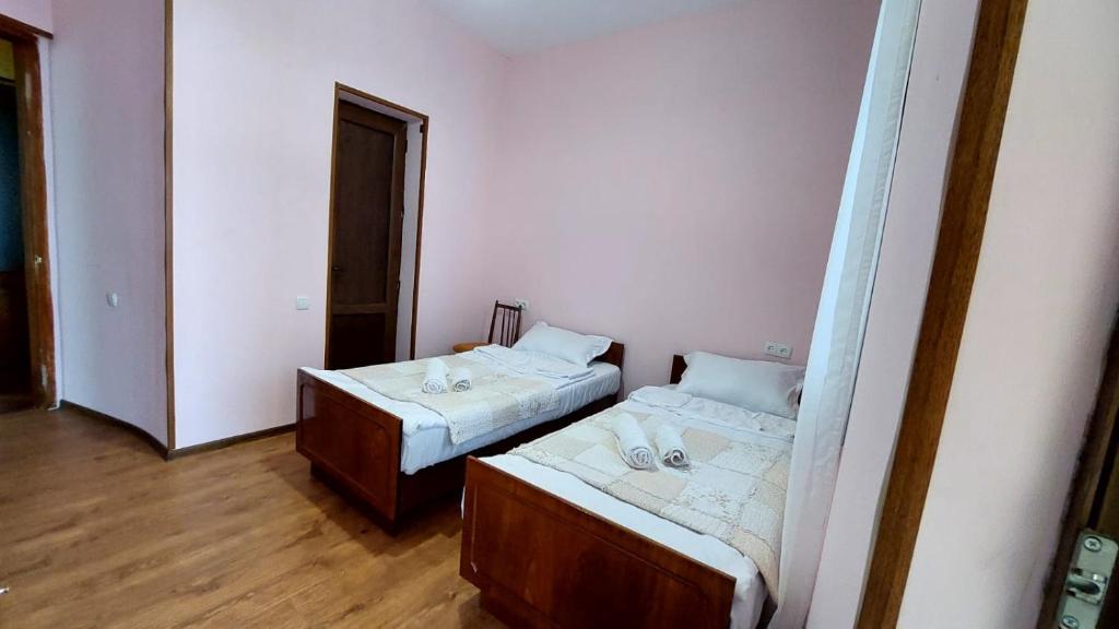 Postel nebo postele na pokoji v ubytování Guesthouse ''Door'' in Sighnaghi