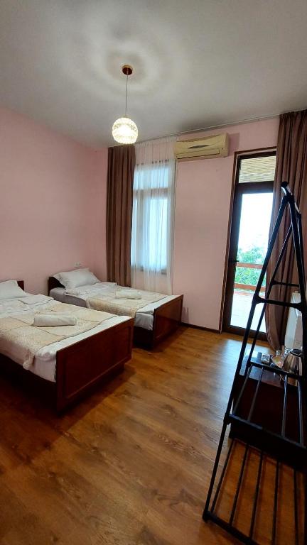 Postel nebo postele na pokoji v ubytování Guesthouse ''Door'' in Sighnaghi