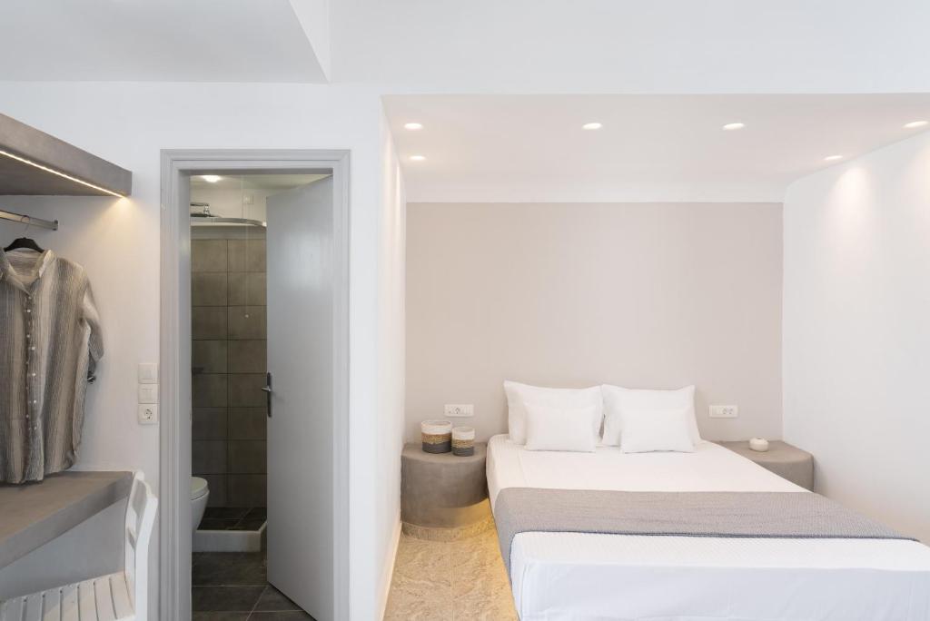 Postel nebo postele na pokoji v ubytování White Lily Suites & Lofts - Adults Only 16 Plus