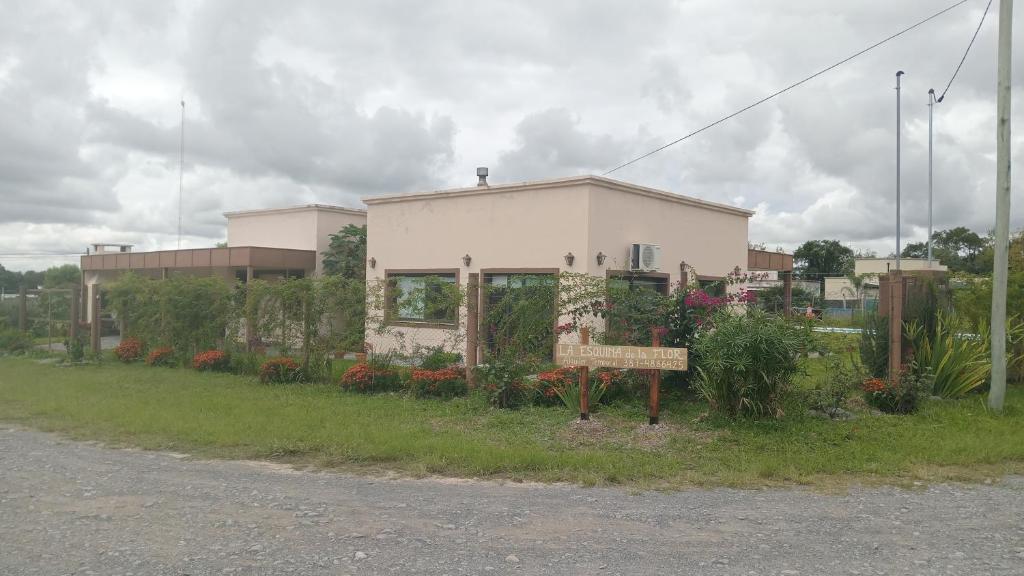 una casa con un cartel delante de ella en LA ESQUINA DE LA FLOR en Campo Quijano