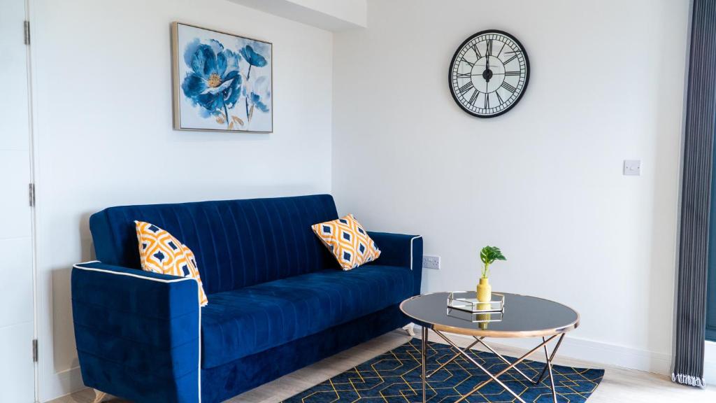 Lovely 2 bed Penthouse in Loughton central location, Loughton (updated