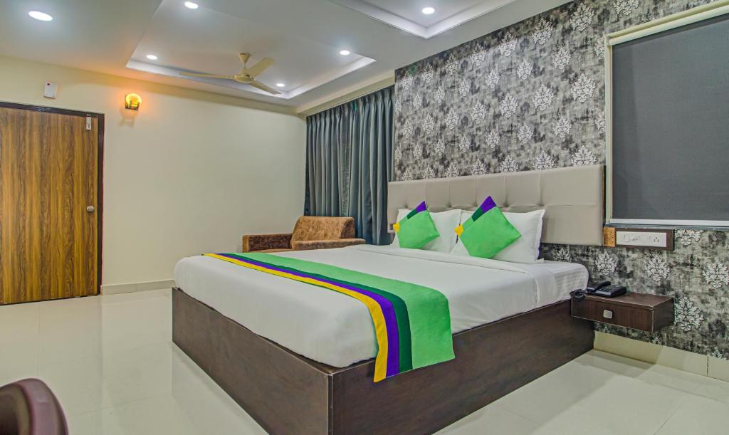 Treebo Trend Royal Signature في حيدر أباد: غرفة نوم بسرير كبير وشاشة كبيرة