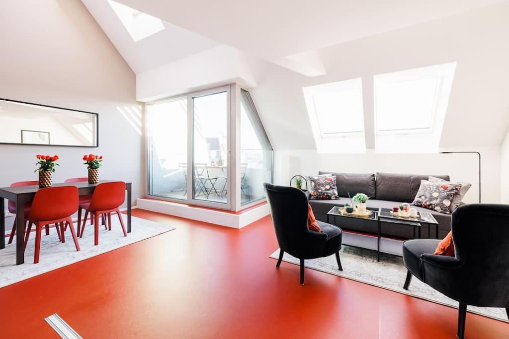 ein Wohnzimmer mit einem Tisch und Stühlen in der Unterkunft Julius 25 Modern Comfort - 5 Mins to Vienna's City Center in Wien